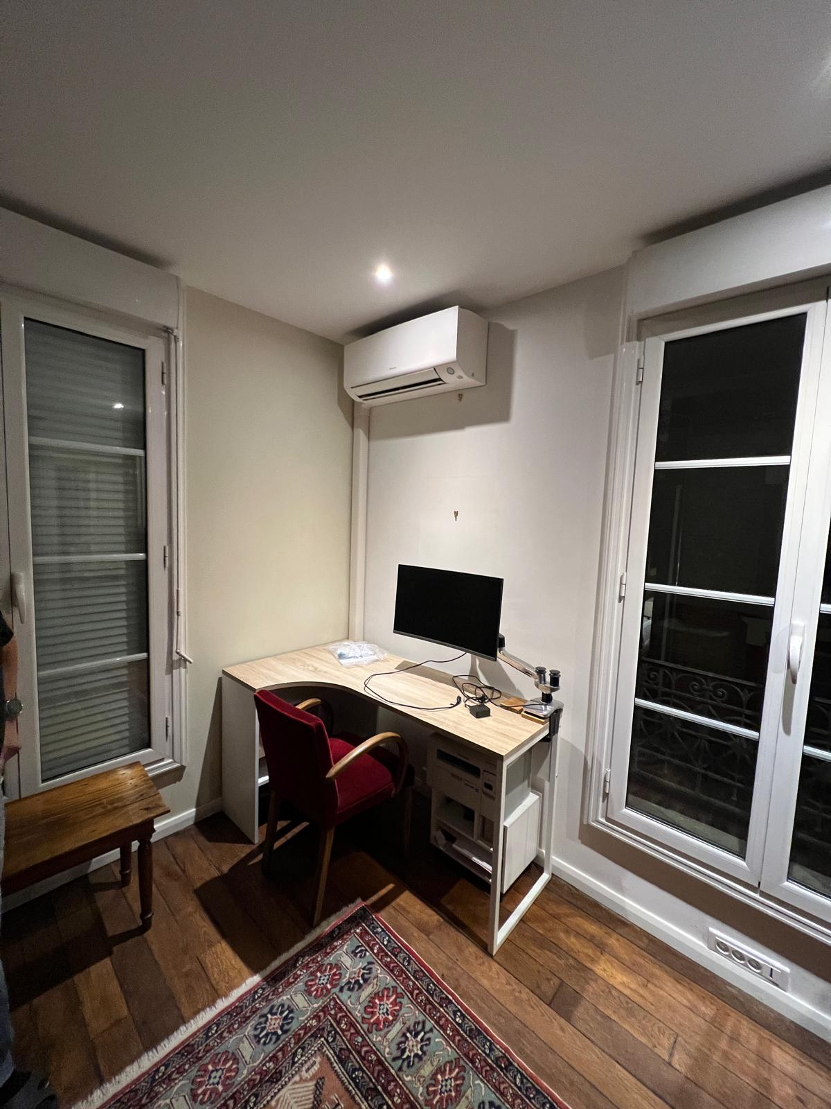 Installation d'une climatisation murale par un technicien